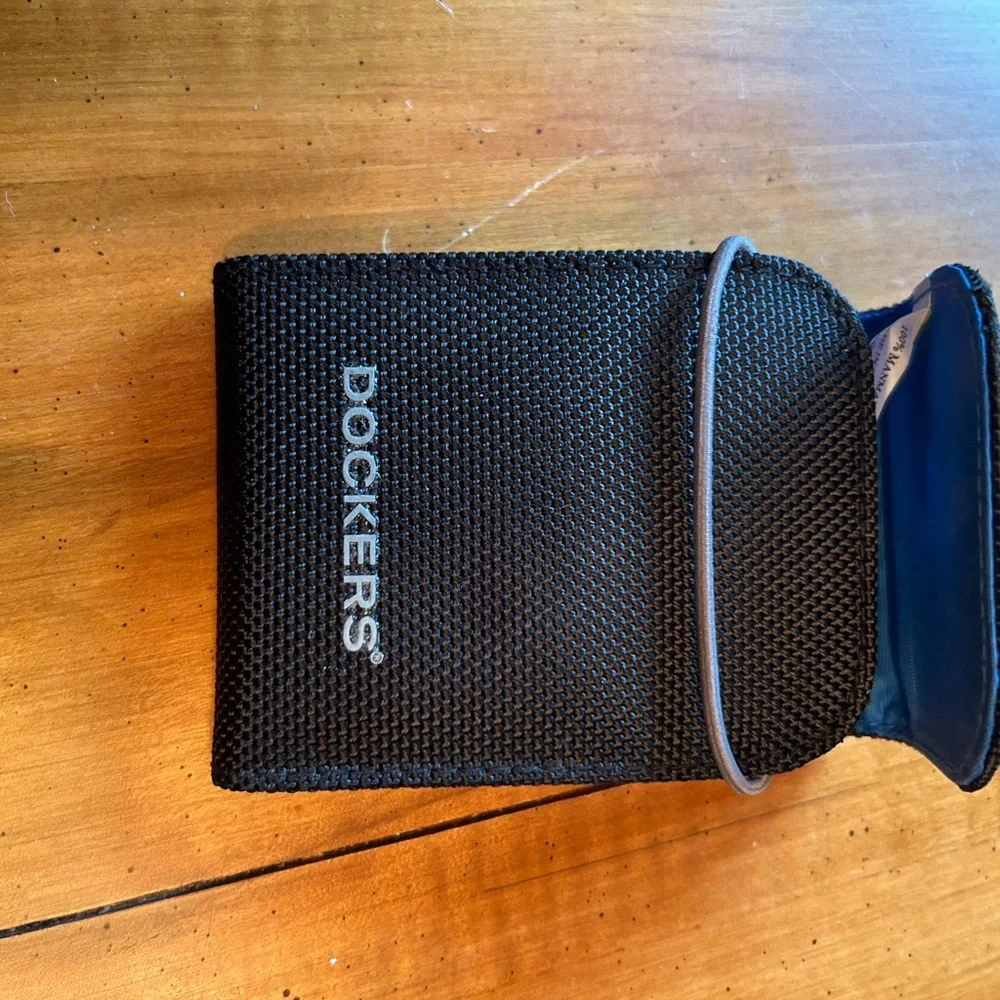 Dockers Men’s Black Travel Vacation Zipper Bag with matching Grooming Set.